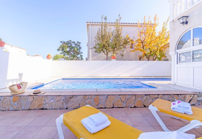 Villa in Empuriabrava - 0007-REQUESENS Huis met privé-zwembad en wifi Villa in Empuriabrava - 0007-REQUESENS Huis met privé-zwembad en wifi