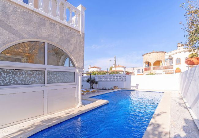 Villa in Empuriabrava - 0007-REQUESENS Huis met privé-zwembad en wifi Villa in Empuriabrava - 0007-REQUESENS Huis met privé-zwembad en wifi