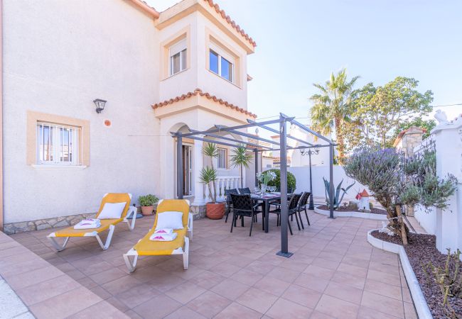 Villa in Empuriabrava - 0007-REQUESENS Huis met privé-zwembad en wifi Villa in Empuriabrava - 0007-REQUESENS Huis met privé-zwembad en wifi