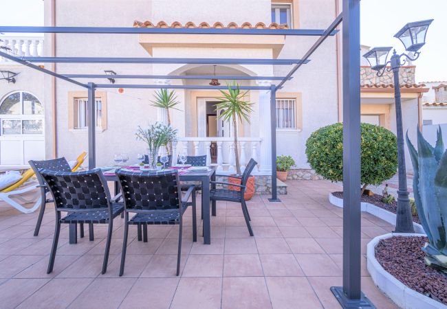 Villa in Empuriabrava - 0007-REQUESENS Huis met privé-zwembad en wifi Villa in Empuriabrava - 0007-REQUESENS Huis met privé-zwembad en wifi