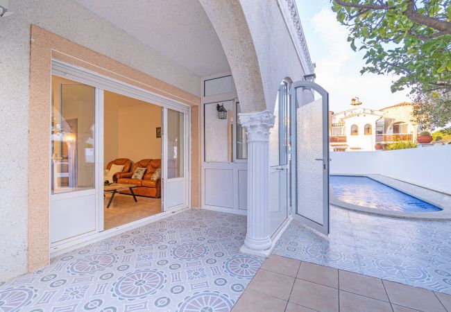 Villa in Empuriabrava - 0007-REQUESENS Huis met privé-zwembad en wifi Villa in Empuriabrava - 0007-REQUESENS Huis met privé-zwembad en wifi