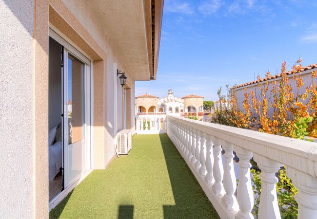 Villa in Empuriabrava - 0007-REQUESENS Huis met privé-zwembad en wifi Villa in Empuriabrava - 0007-REQUESENS Huis met privé-zwembad en wifi