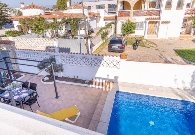 Villa in Empuriabrava - 0007-REQUESENS Huis met privé-zwembad en wifi Villa in Empuriabrava - 0007-REQUESENS Huis met privé-zwembad en wifi