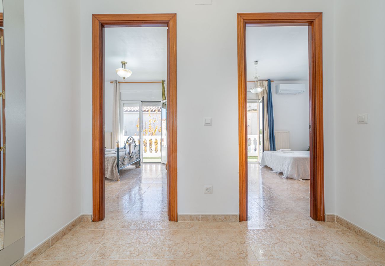 Villa in Empuriabrava - 0007-REQUESENS Huis met privé-zwembad en wifi