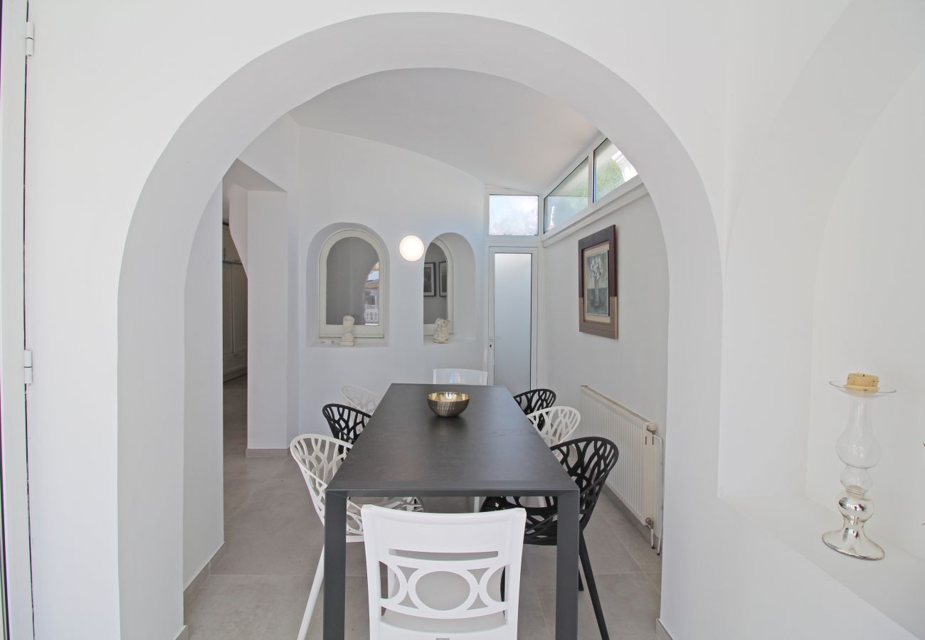 Villa in Empuriabrava - 0100-LLOBREGAT Huis aan kanaal met zwembad, aanlegplaats en studio