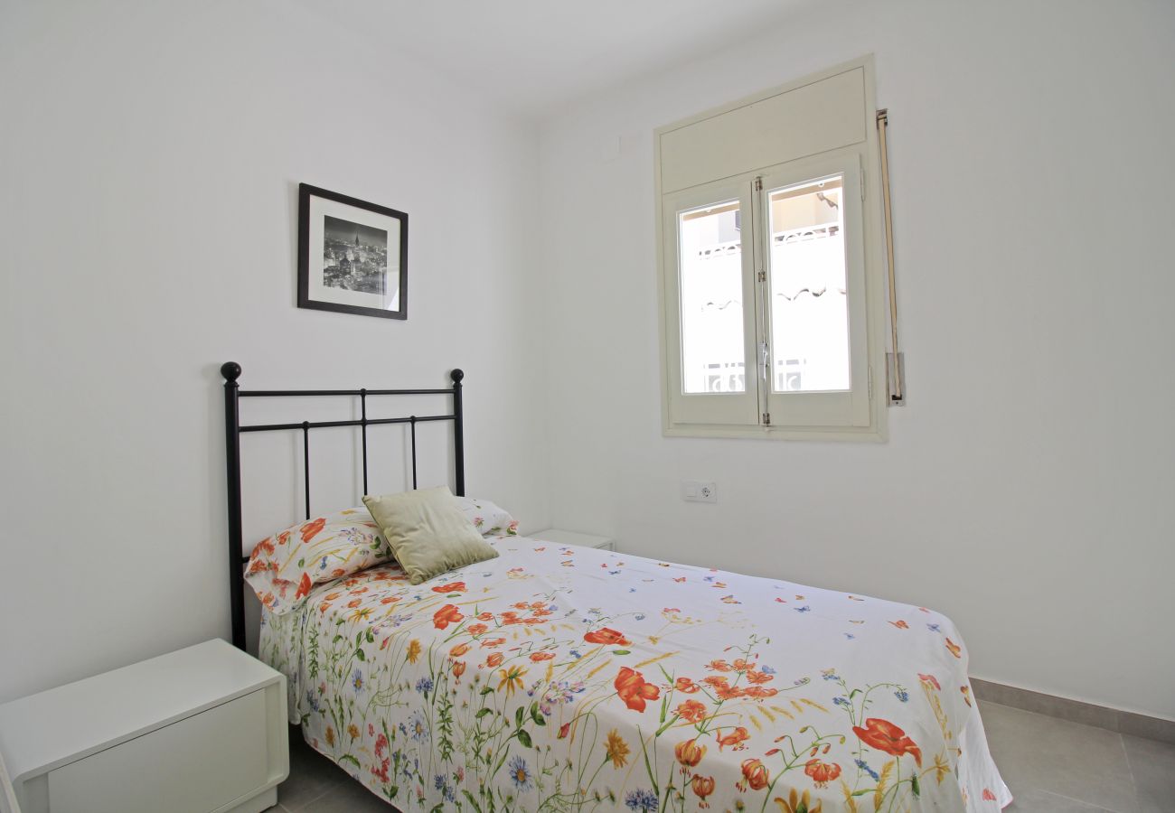 Villa in Empuriabrava - 0100-LLOBREGAT Huis aan kanaal met zwembad, aanlegplaats en studio