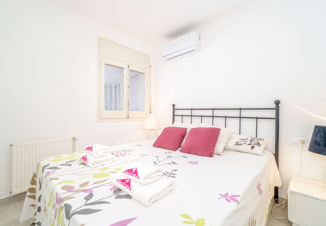 Villa in Empuriabrava - 0100-LLOBREGAT Huis aan kanaal met zwembad, aanlegplaats en studio