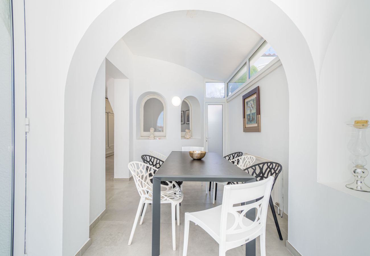 Villa in Empuriabrava - 0100-LLOBREGAT Huis aan kanaal met zwembad, aanlegplaats en studio