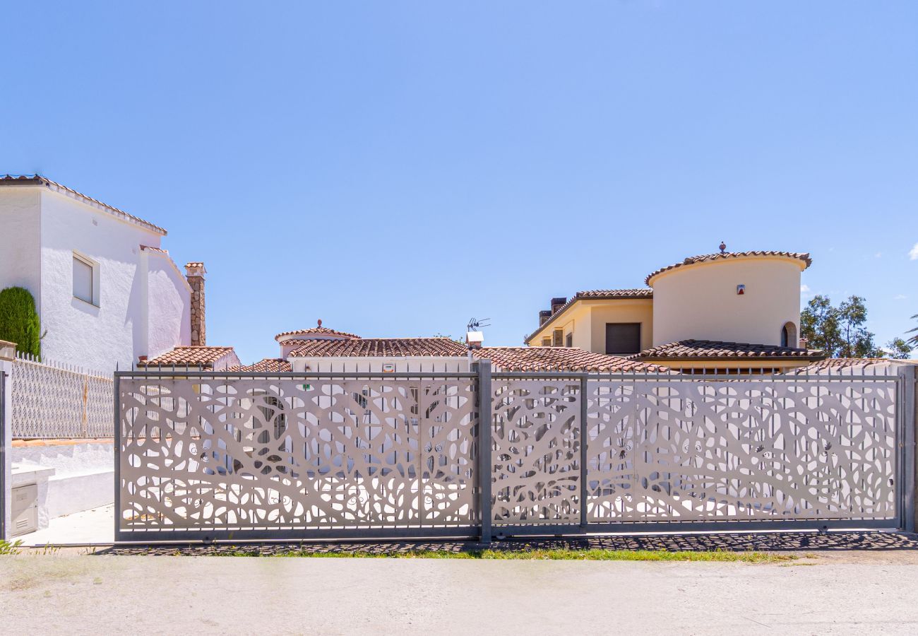 Villa in Empuriabrava - 0100-LLOBREGAT Huis aan kanaal met zwembad, aanlegplaats en studio