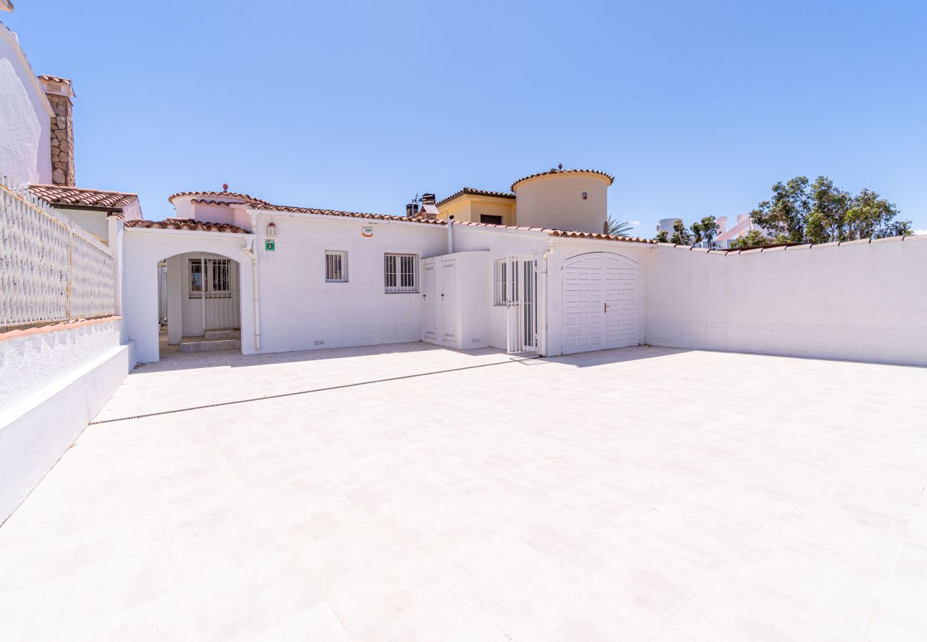 Villa in Empuriabrava - 0100-LLOBREGAT Huis aan kanaal met zwembad, aanlegplaats en studio