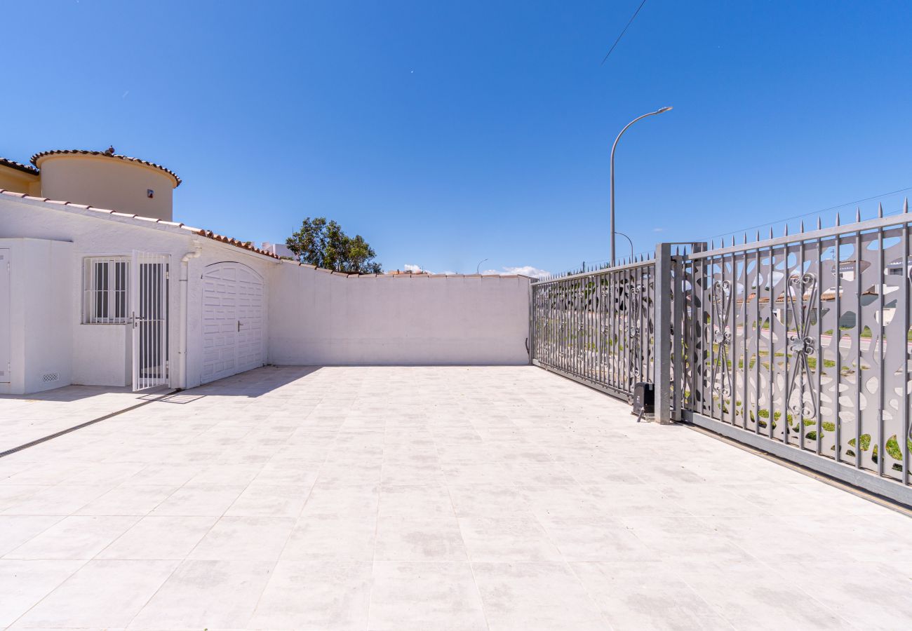 Villa in Empuriabrava - 0100-LLOBREGAT Huis aan kanaal met zwembad, aanlegplaats en studio