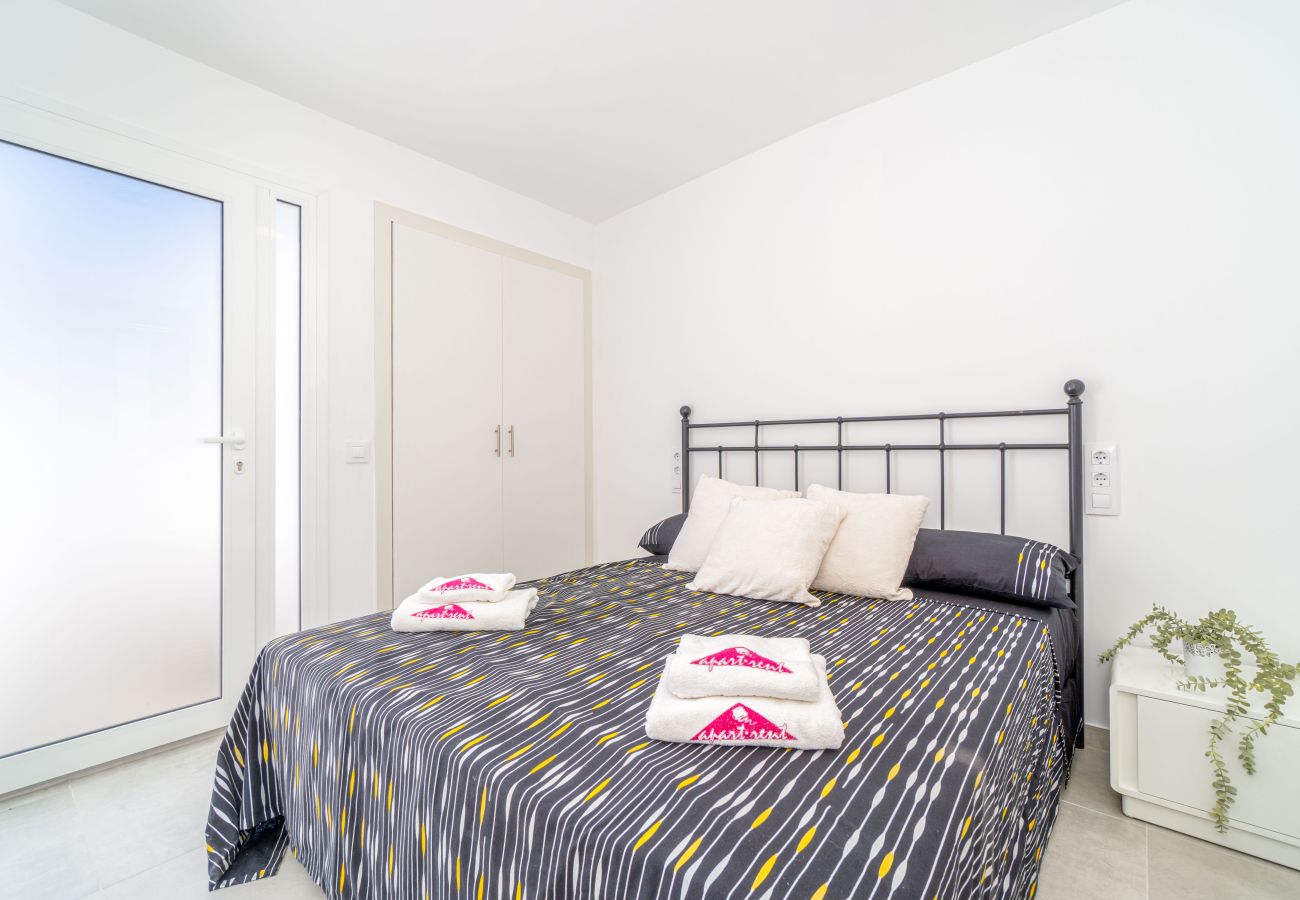 Villa in Empuriabrava - 0100-LLOBREGAT Huis aan kanaal met zwembad, aanlegplaats en studio