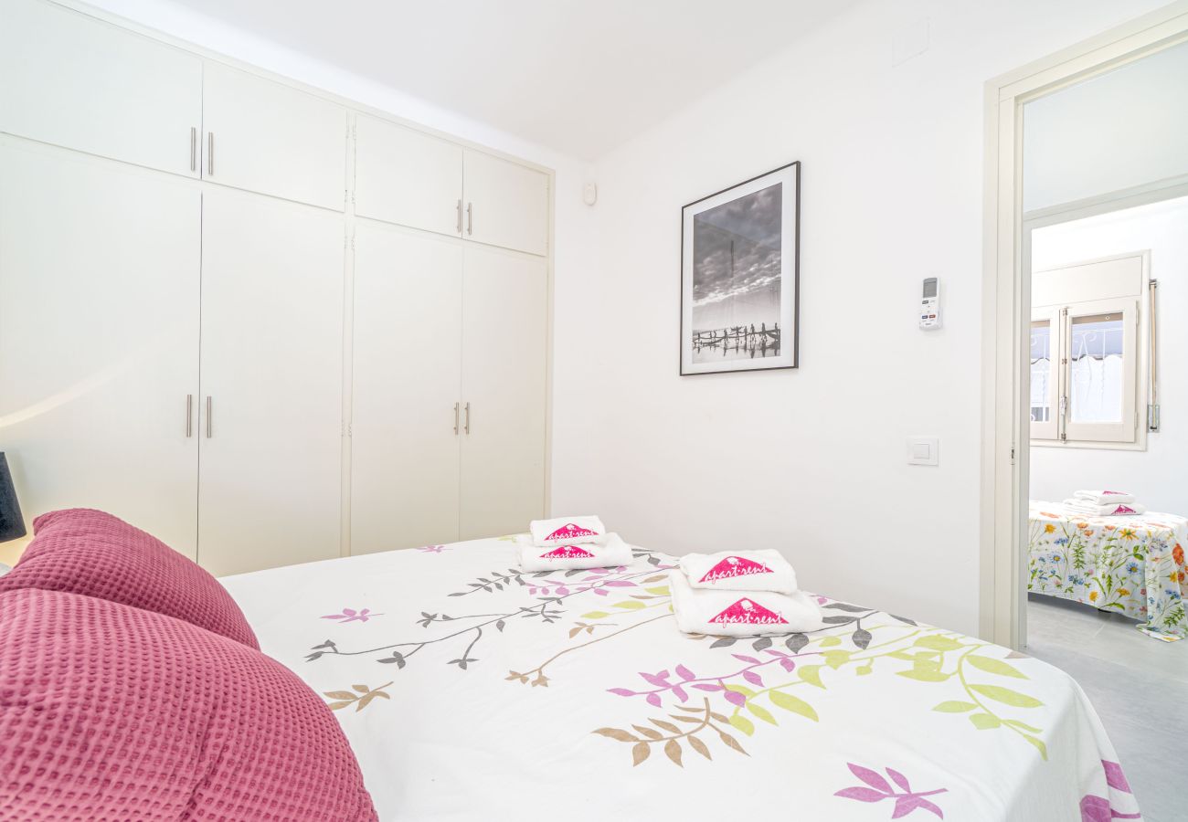 Villa in Empuriabrava - 0100-LLOBREGAT Huis aan kanaal met zwembad, aanlegplaats en studio