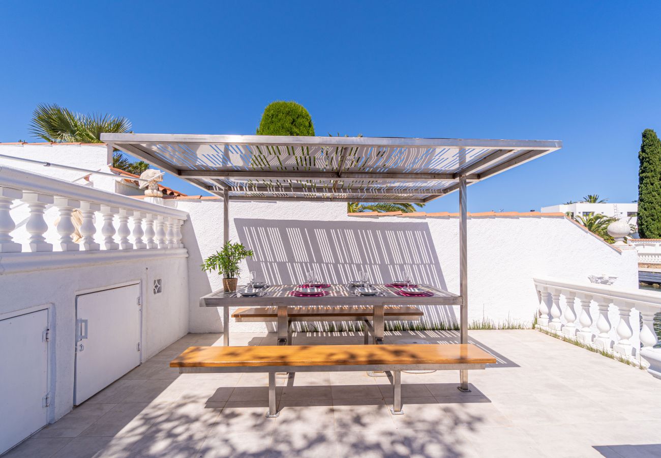 Villa in Empuriabrava - 0100-LLOBREGAT Huis aan kanaal met zwembad, aanlegplaats en studio