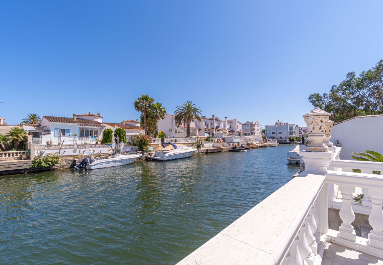 Villa in Empuriabrava - 0100-LLOBREGAT Huis aan kanaal met zwembad, aanlegplaats en studio