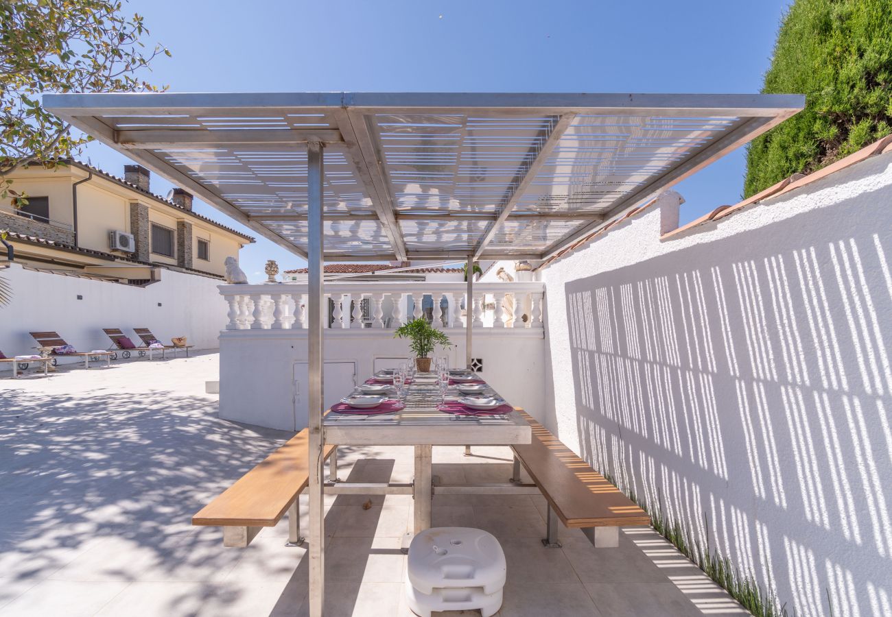 Villa in Empuriabrava - 0100-LLOBREGAT Huis aan kanaal met zwembad, aanlegplaats en studio