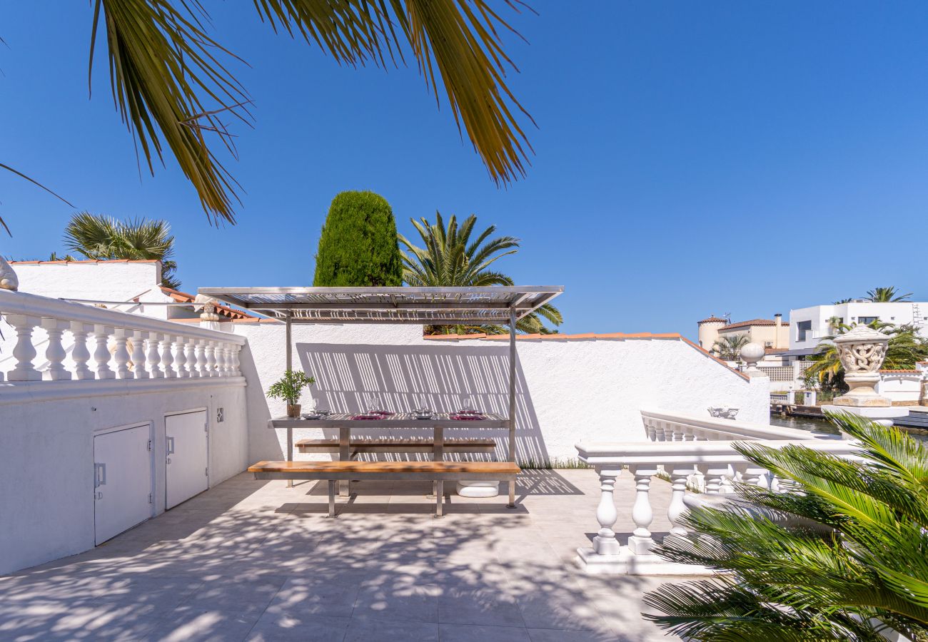 Villa in Empuriabrava - 0100-LLOBREGAT Huis aan kanaal met zwembad, aanlegplaats en studio