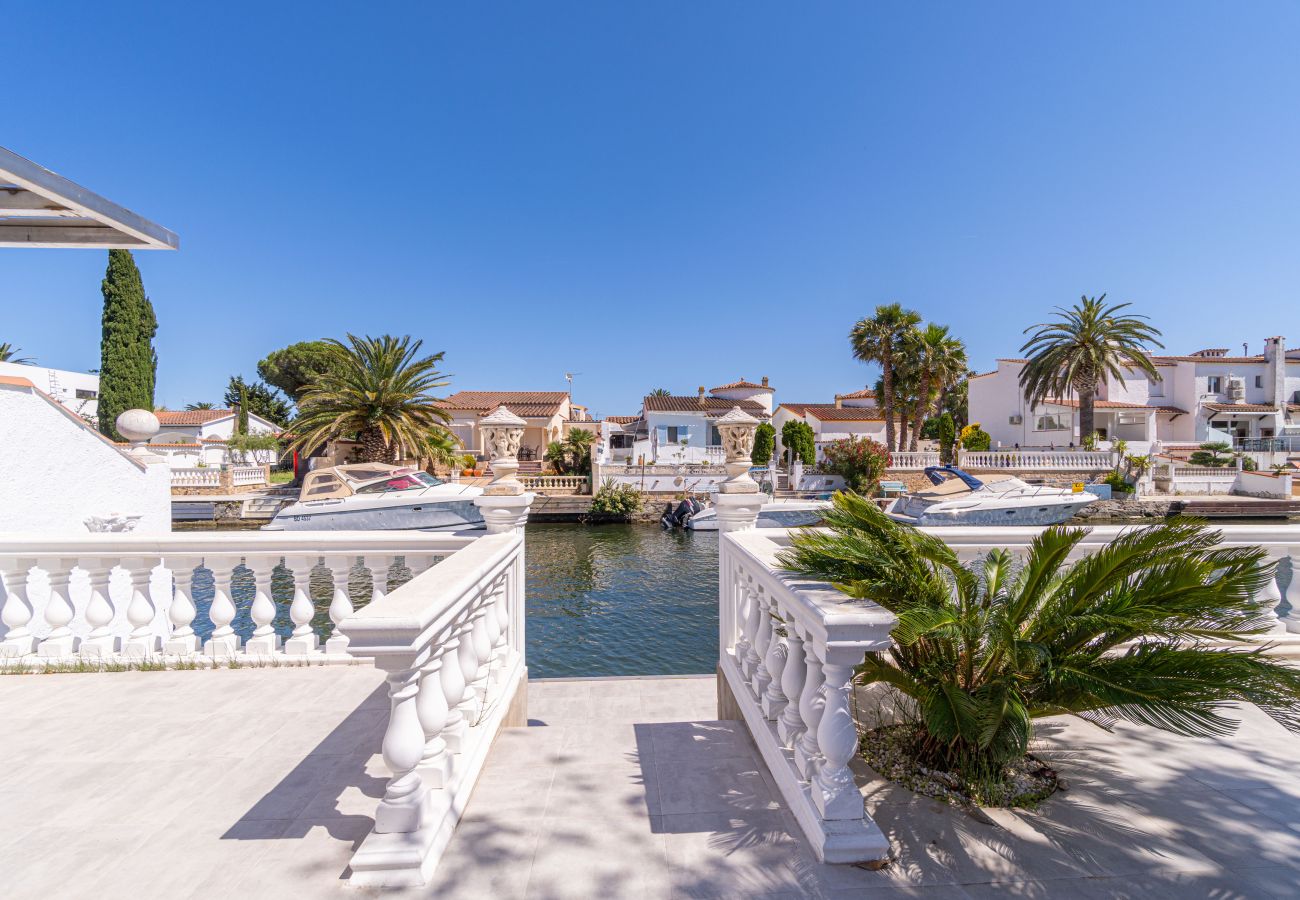 Villa in Empuriabrava - 0100-LLOBREGAT Huis aan kanaal met zwembad, aanlegplaats en studio