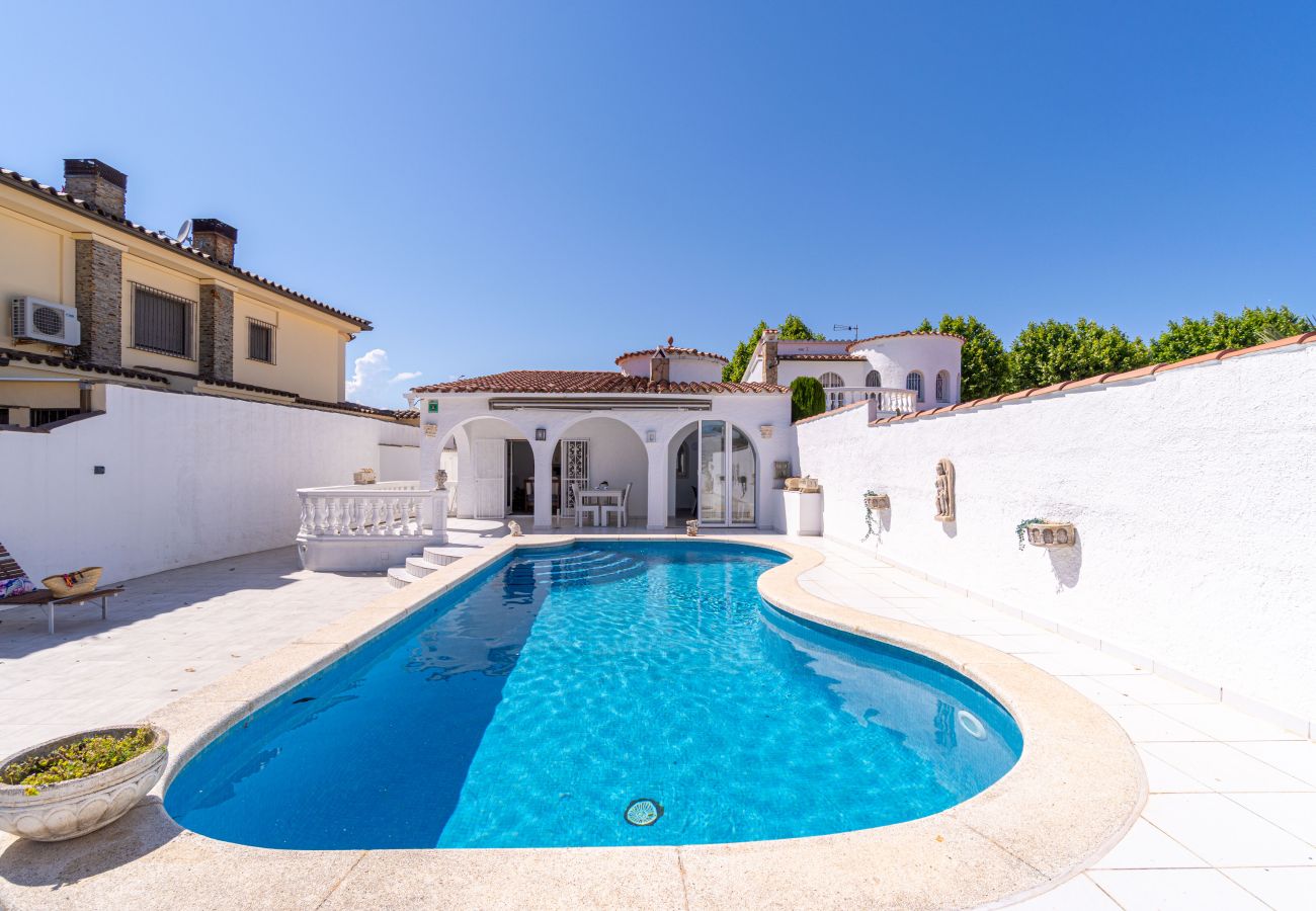Villa in Empuriabrava - 0100-LLOBREGAT Huis aan kanaal met zwembad, aanlegplaats en studio