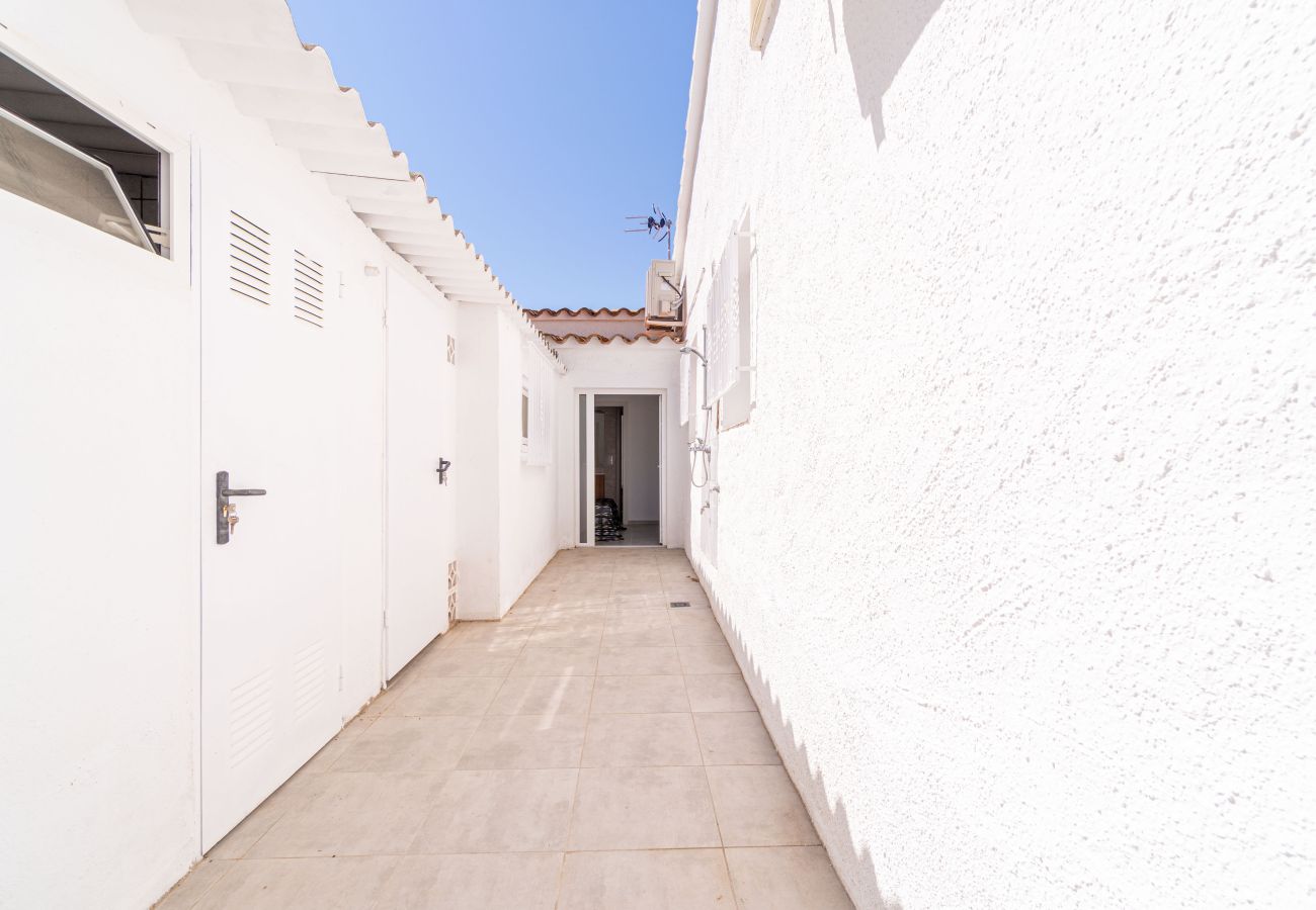 Villa in Empuriabrava - 0100-LLOBREGAT Huis aan kanaal met zwembad, aanlegplaats en studio
