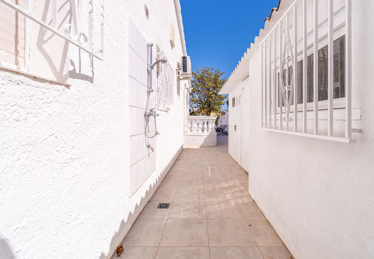 Villa in Empuriabrava - 0100-LLOBREGAT Huis aan kanaal met zwembad, aanlegplaats en studio