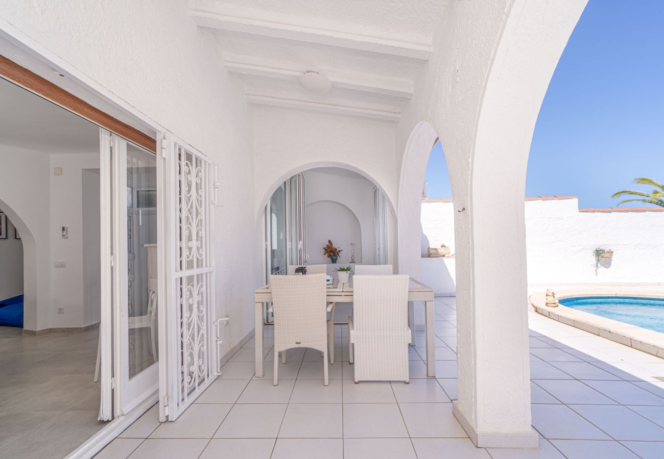 Villa in Empuriabrava - 0100-LLOBREGAT Huis aan kanaal met zwembad, aanlegplaats en studio