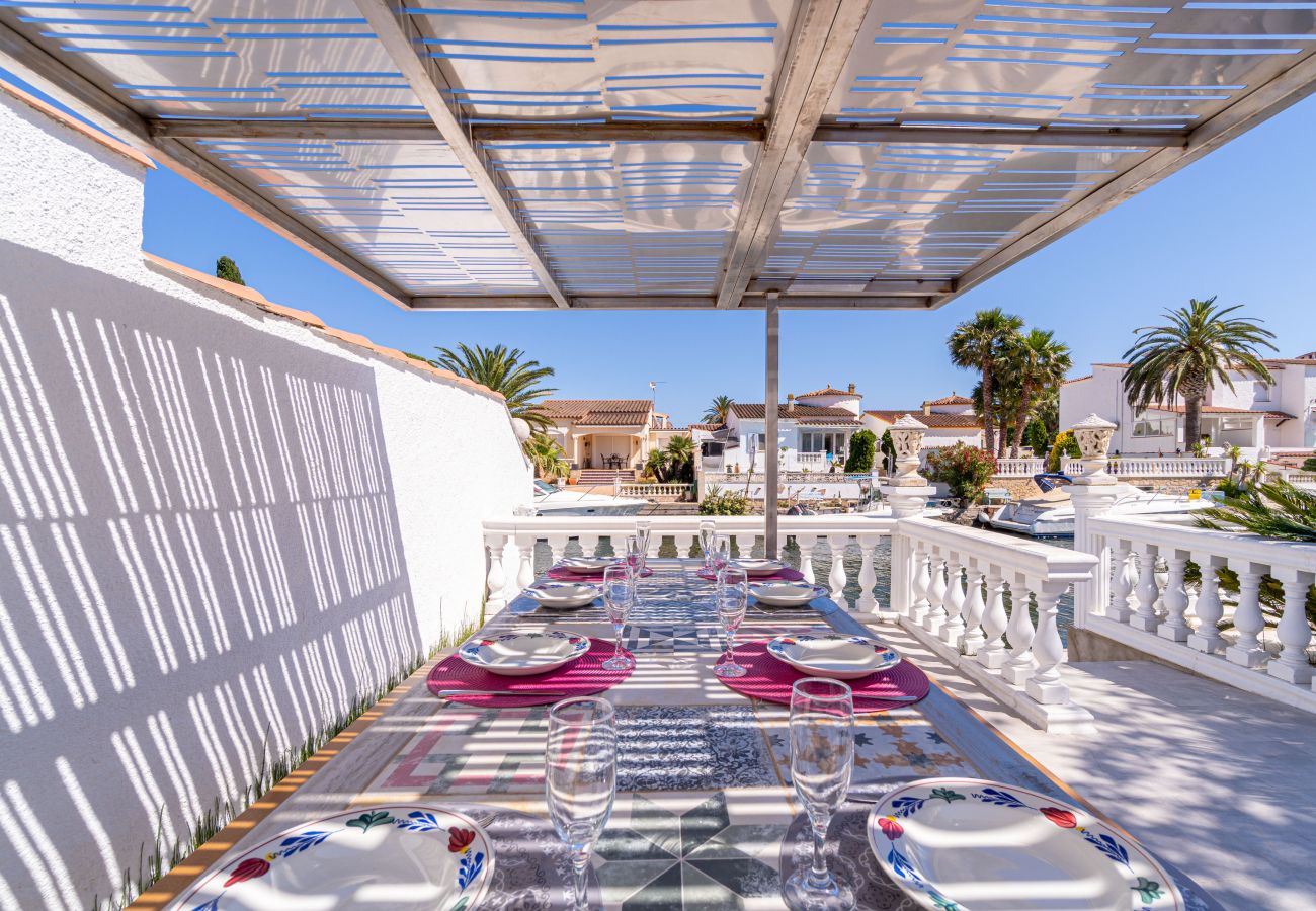 Villa in Empuriabrava - 0100-LLOBREGAT Huis aan kanaal met zwembad, aanlegplaats en studio