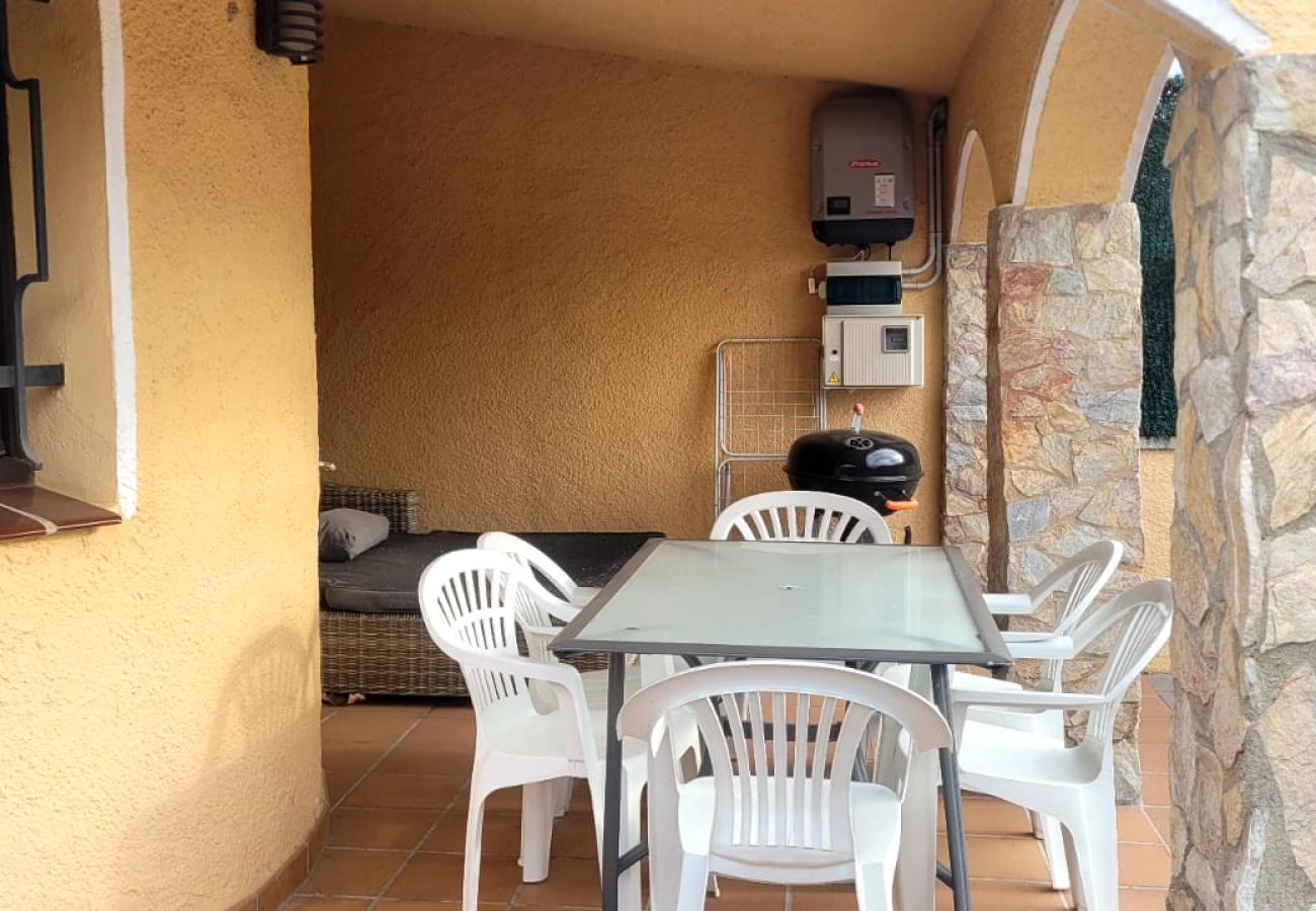 Villa in Empuriabrava - 0130-MONTGRI Huis met privé-zwembad 