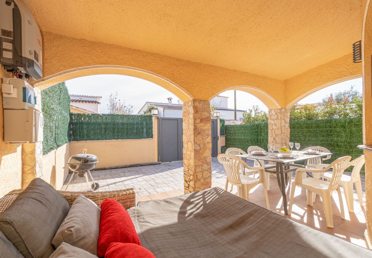 Villa in Empuriabrava - 0130-MONTGRI Huis met privé-zwembad 