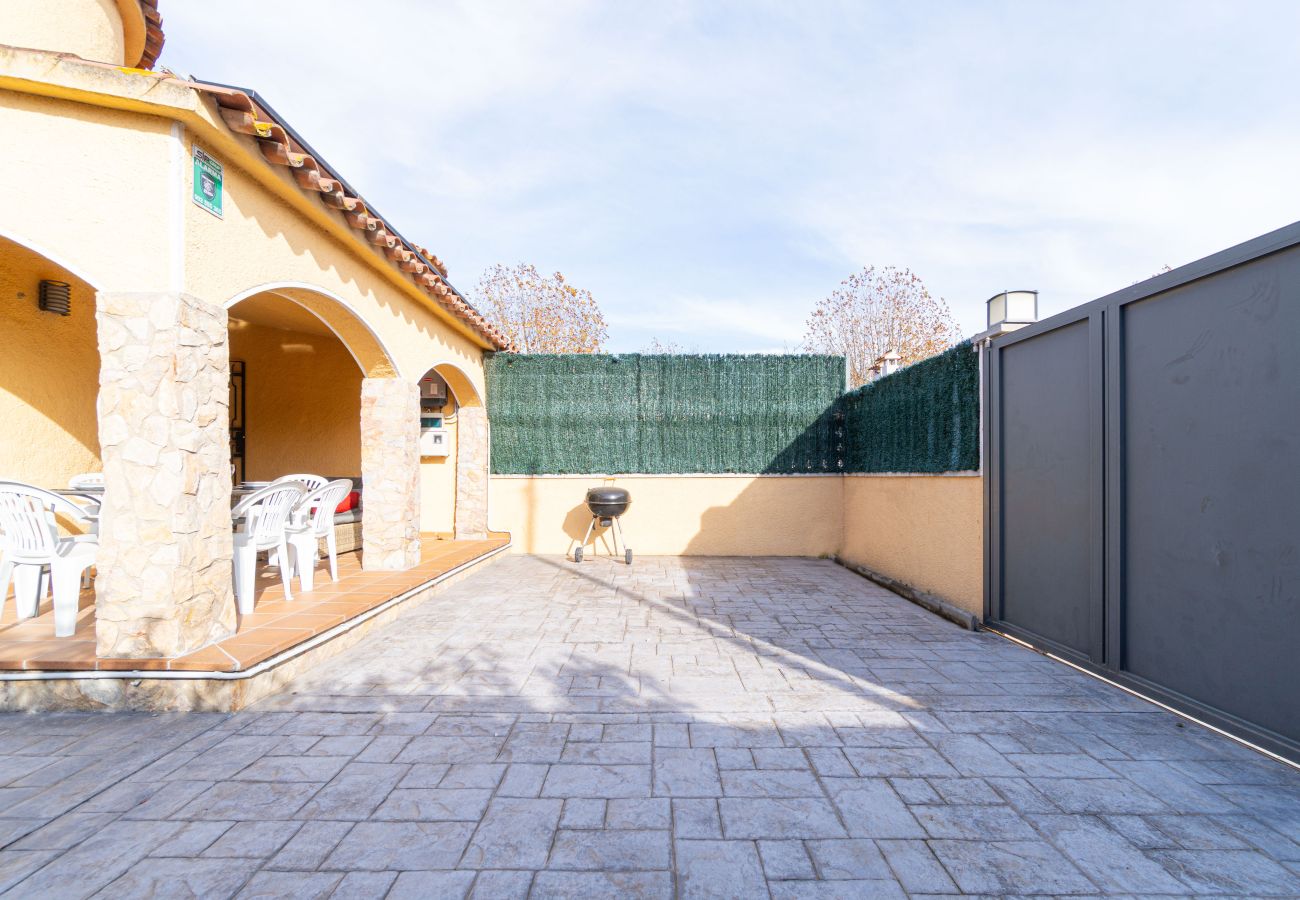 Villa in Empuriabrava - 0130-MONTGRI Huis met privé-zwembad 