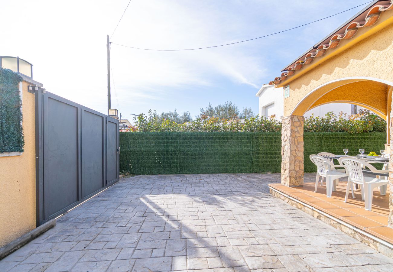 Villa in Empuriabrava - 0130-MONTGRI Huis met privé-zwembad 