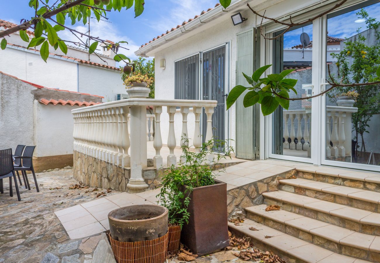 Villa in Empuriabrava - 0082-PANI Huis met 3 slaapkamers