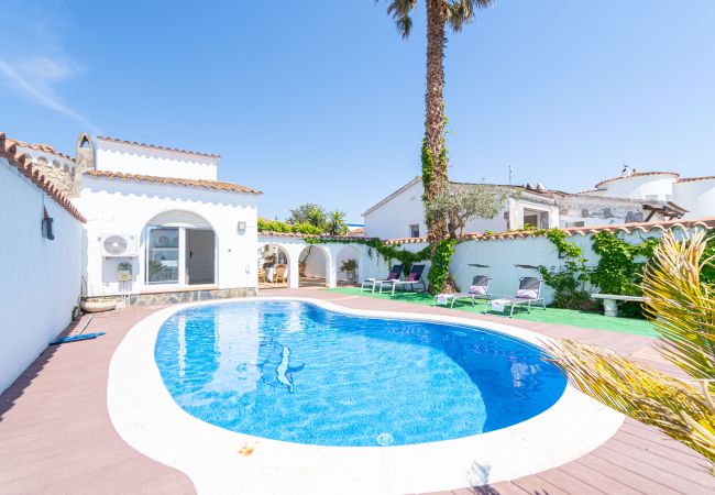 Villa in Empuriabrava - 0149-VALIRA Huis aan het kanaal met zwembad en aanlegplaats