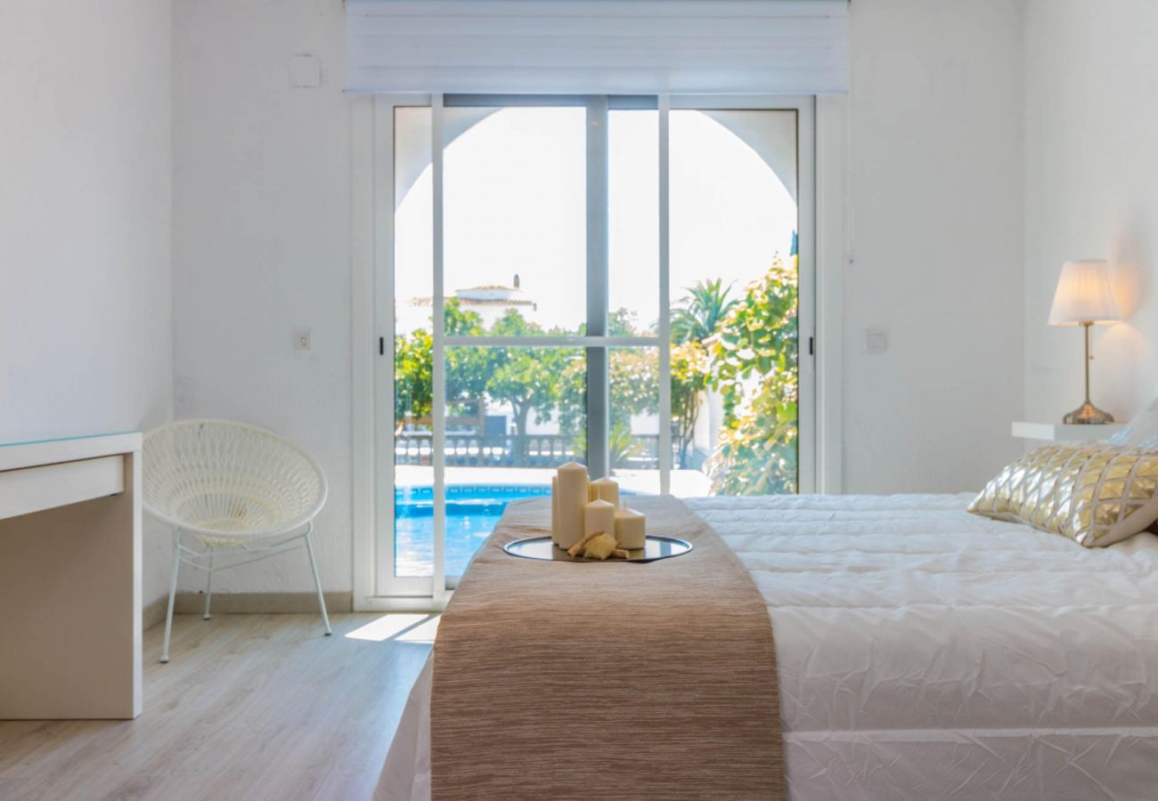 Villa in Empuriabrava - 0149-VALIRA Huis aan het kanaal met zwembad en aanlegplaats