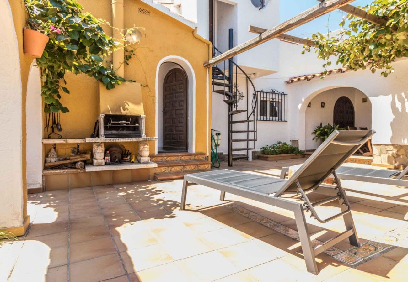 Villa in Empuriabrava - 0149-VALIRA Huis aan het kanaal met zwembad en aanlegplaats