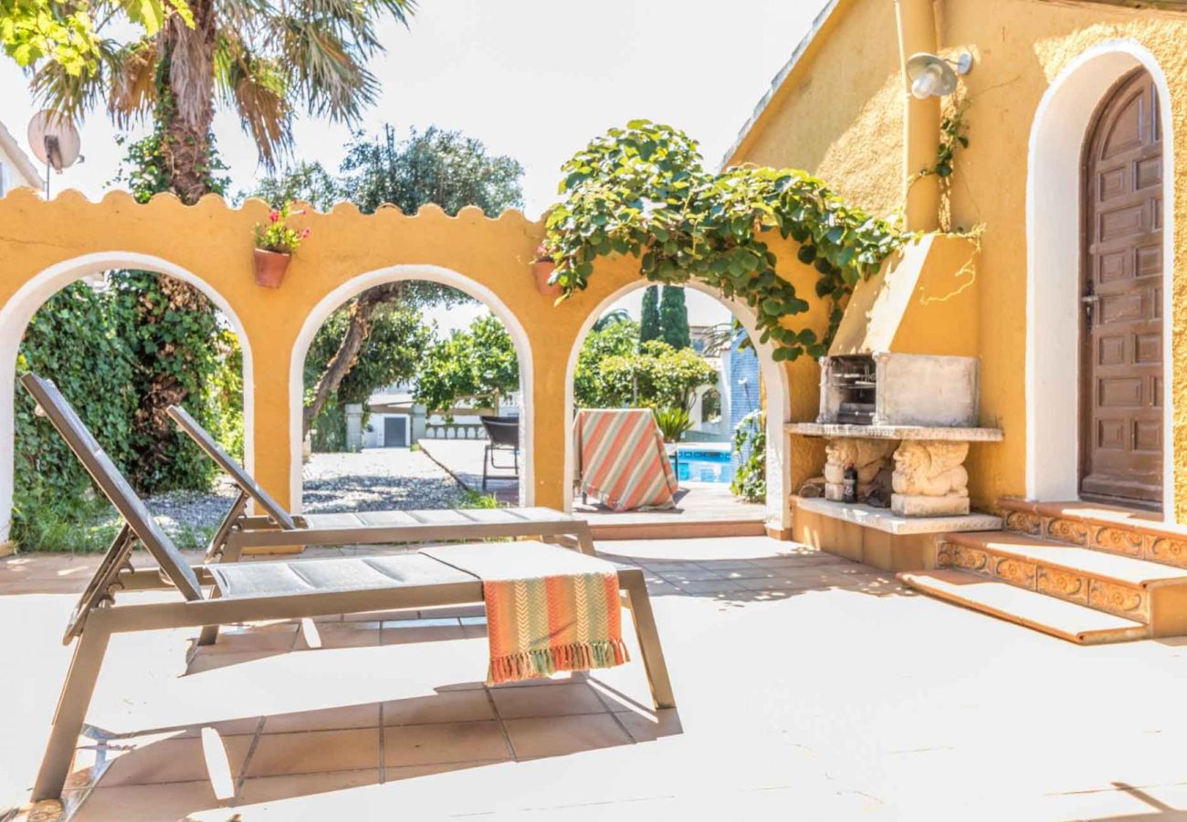 Villa in Empuriabrava - 0149-VALIRA Huis aan het kanaal met zwembad en aanlegplaats