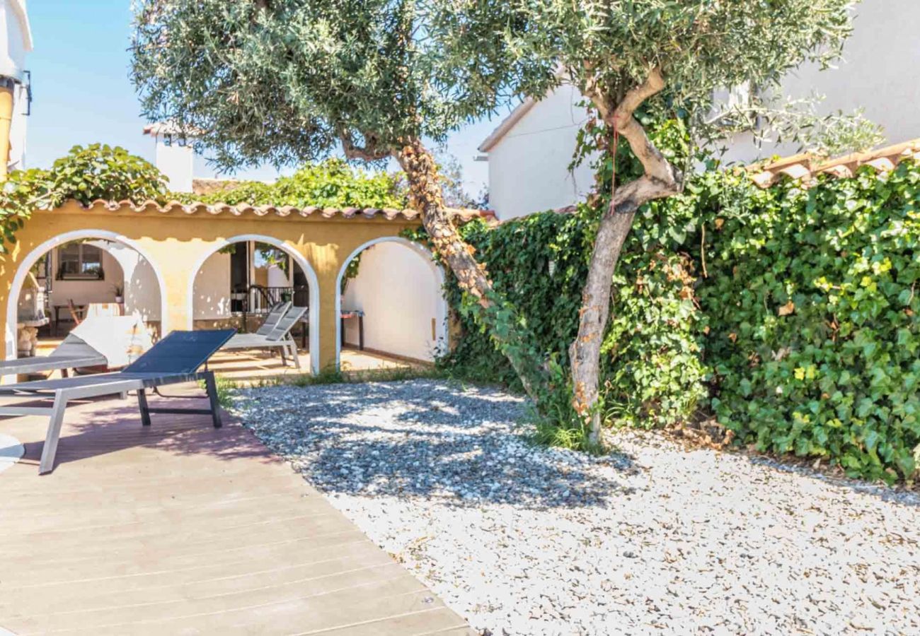 Villa in Empuriabrava - 0149-VALIRA Huis aan het kanaal met zwembad en aanlegplaats