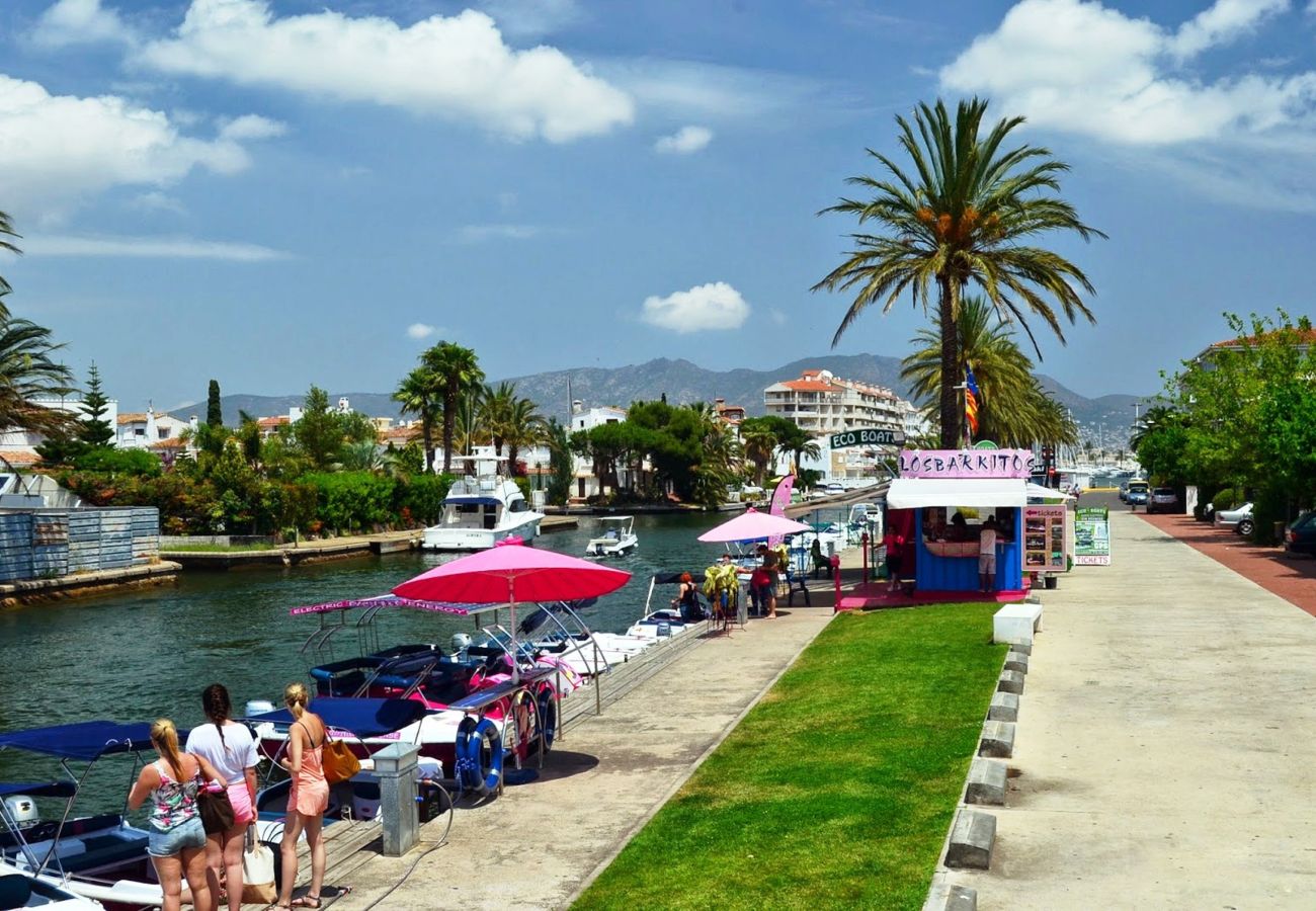 Villa in Empuriabrava - 0149-VALIRA Huis aan het kanaal met zwembad en aanlegplaats