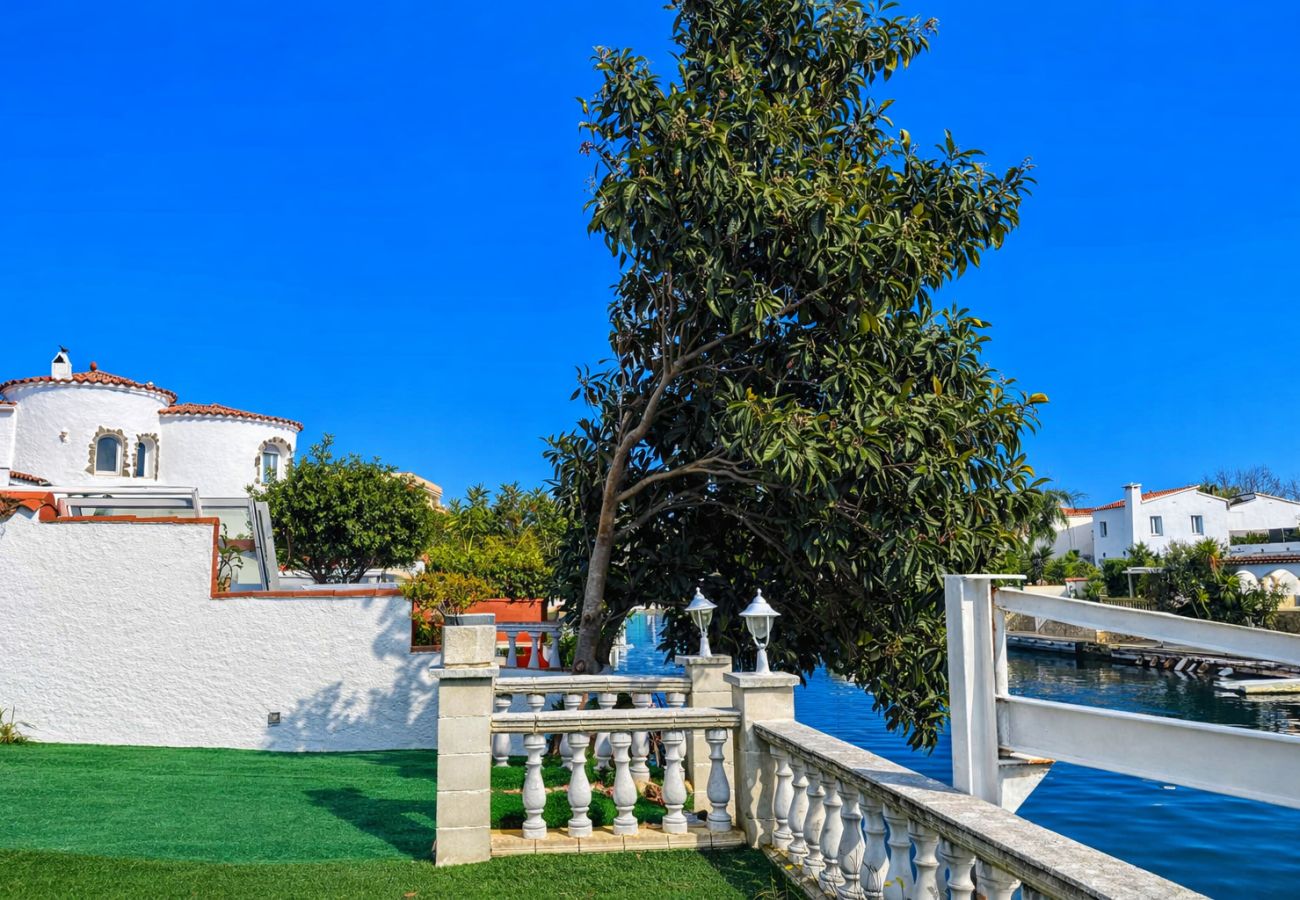 Villa in Empuriabrava - 0149-VALIRA Huis aan het kanaal met zwembad en aanlegplaats