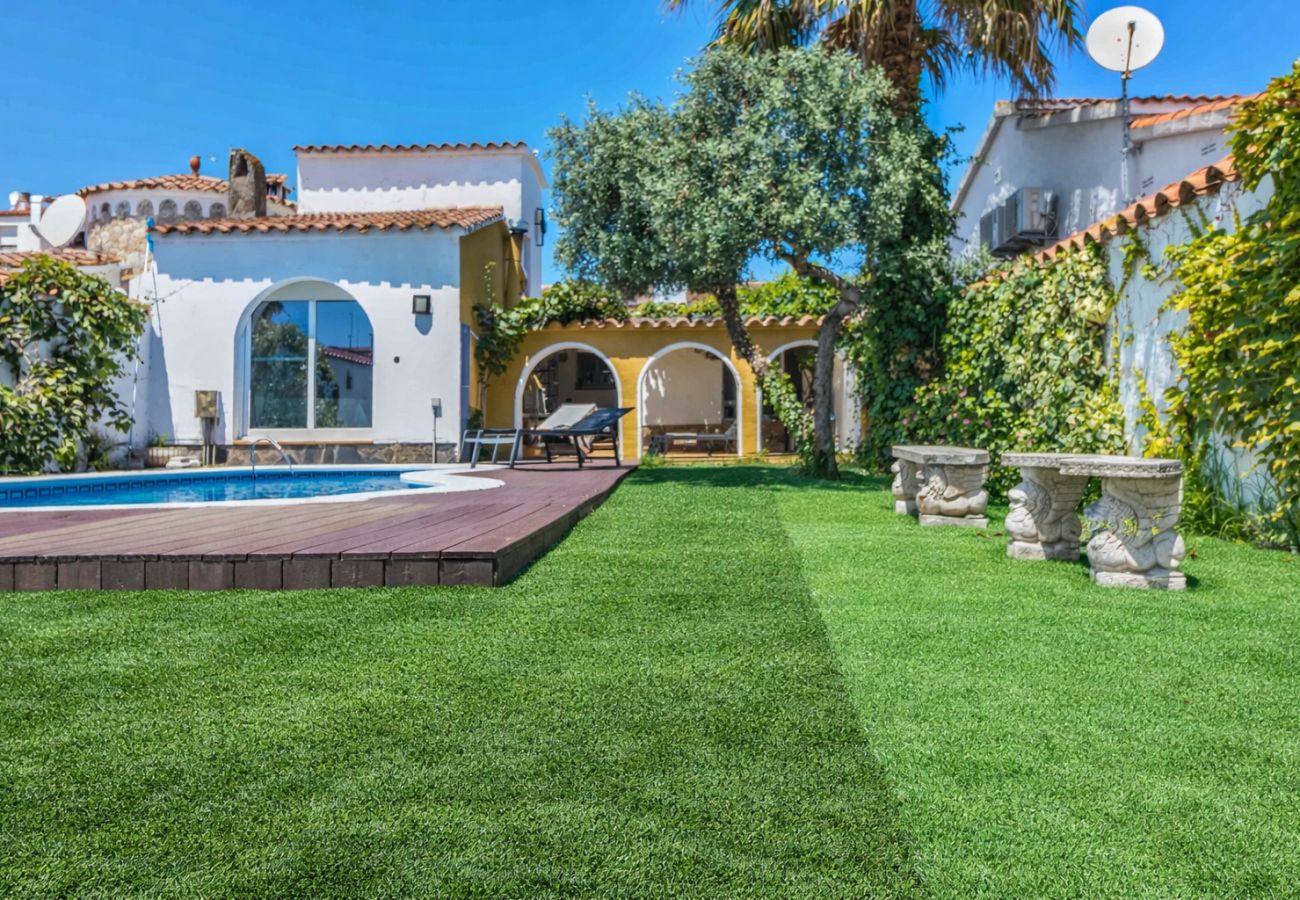 Villa in Empuriabrava - 0149-VALIRA Huis aan het kanaal met zwembad en aanlegplaats