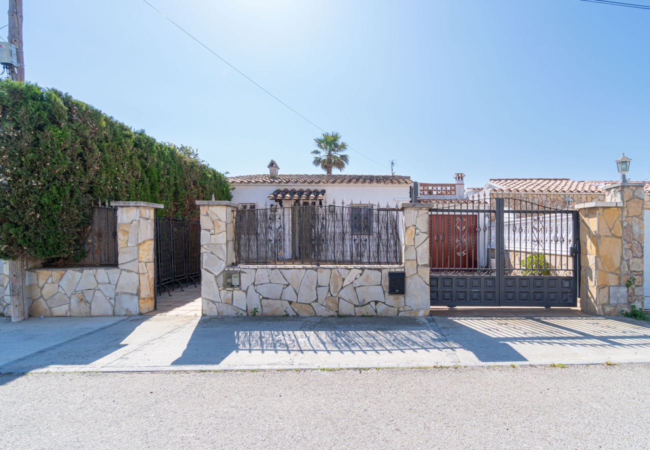 Villa in Empuriabrava - 0149-VALIRA Huis aan het kanaal met zwembad en aanlegplaats