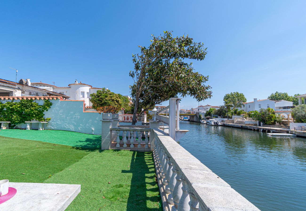 Villa in Empuriabrava - 0149-VALIRA Huis aan het kanaal met zwembad en aanlegplaats