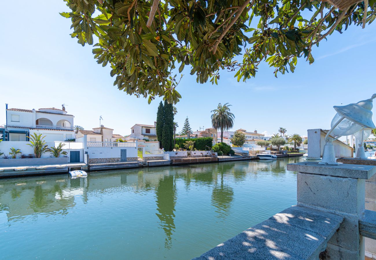 Villa in Empuriabrava - 0149-VALIRA Huis aan het kanaal met zwembad en aanlegplaats