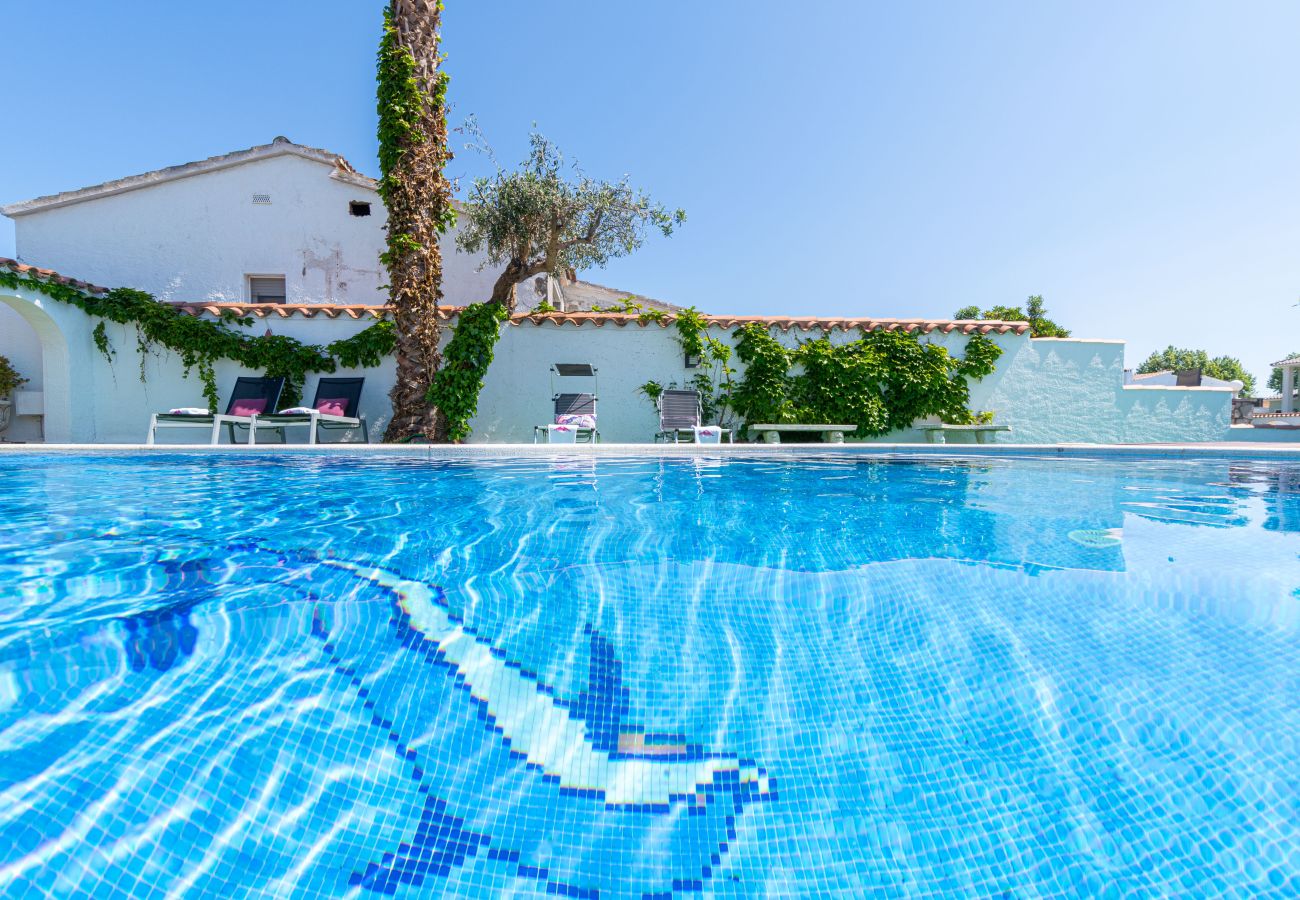 Villa in Empuriabrava - 0149-VALIRA Huis aan het kanaal met zwembad en aanlegplaats