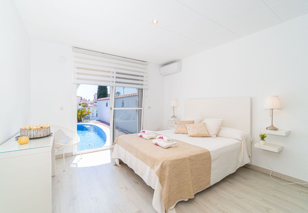 Villa in Empuriabrava - 0149-VALIRA Huis aan het kanaal met zwembad en aanlegplaats