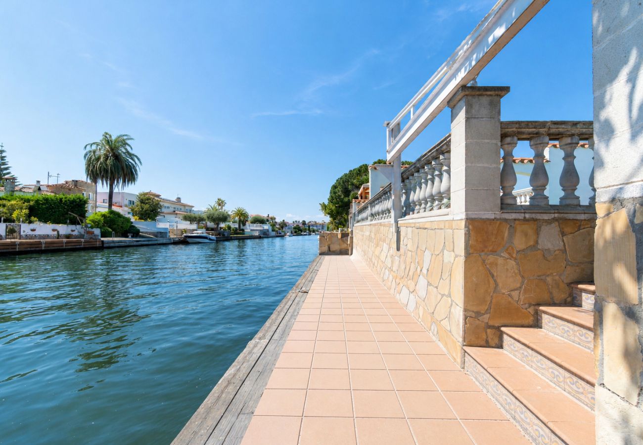 Villa in Empuriabrava - 0149-VALIRA Huis aan het kanaal met zwembad en aanlegplaats