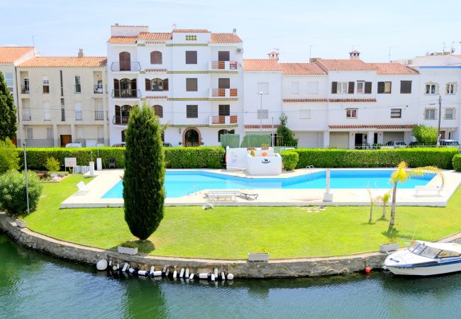 Appartement in Empuriabrava - 0147-PORT SOTAVENT Appartement met zicht op het kanaal en zwembad