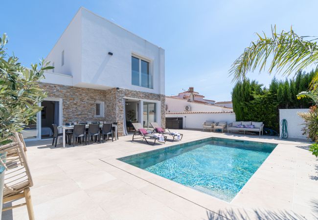Villa in Empuriabrava - 0040-CAP RAS Huis aan kanaal met zwembad en aanlegplaats