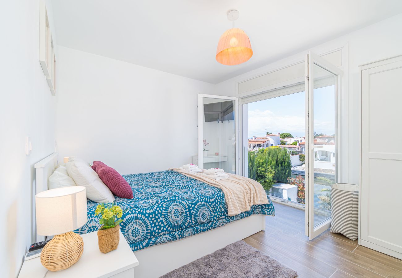 Villa in Empuriabrava - 0040-CAP RAS Huis aan kanaal met zwembad en aanlegplaats