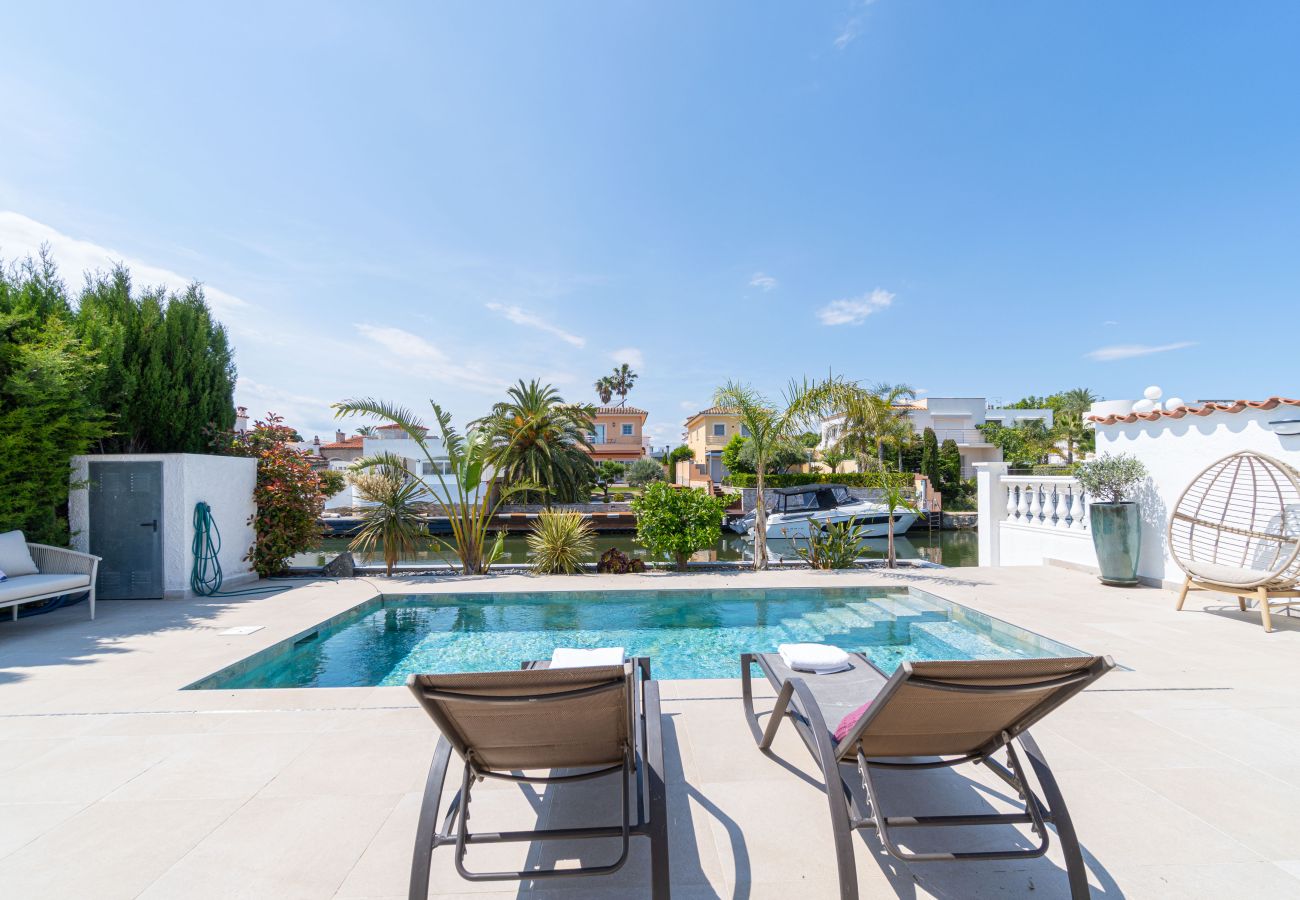 Villa in Empuriabrava - 0040-CAP RAS Huis aan kanaal met zwembad en aanlegplaats